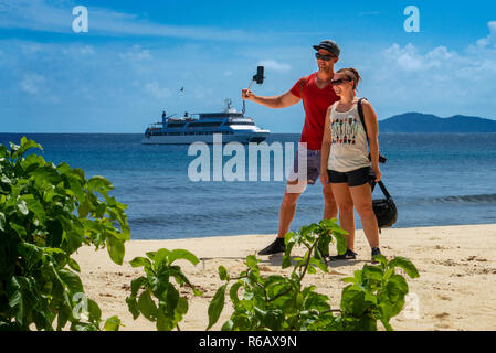 Les touristes à la plage de l'île Cousin, Seychelles. Banque D'Images