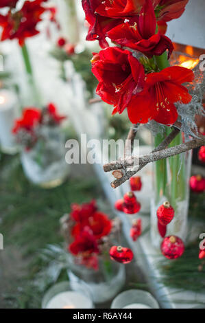 Décor blanc et rouge de la cheminée. Une idée avec des bougies, des fleurs et des jouets. Banque D'Images