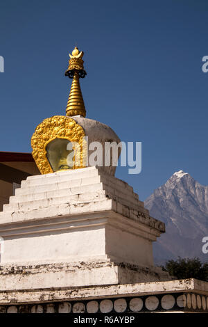 Le Népal, Lukla, Chheplung chorten bouddhiste, doré avec topi, pic de Solu Khumbu à distance Banque D'Images