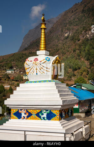 Le Népal, Lukla, Thalsharoa chorten bouddhiste coloré, doré avec topi, sur la route de l'Chheplung Banque D'Images