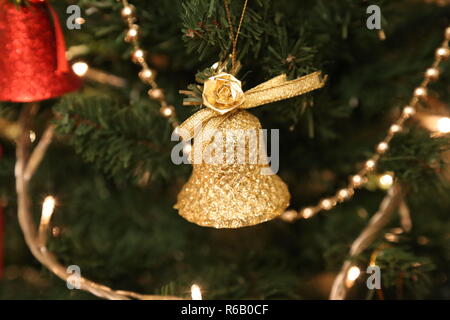 Bell'or Noël décoration on tree Banque D'Images