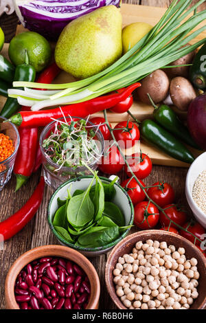 Base de plantes en bonne santé l'alimentation végétalienne. Variété de légumes, fruits, grains secs et les haricots, Close up, focus de sélection Banque D'Images