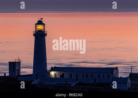 Phare de South Stack au crépuscule sur la côte d'Anglesey, dans le Nord du Pays de Galles Banque D'Images
