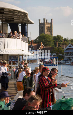 Les membres et leurs invités dans l'enceinte des stewards au Henley Royal Regatta avec Saint Mary's Church, Henley-on-Thames, dans l'arrière-plan Banque D'Images