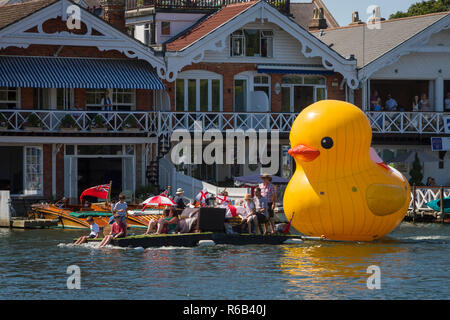 Un canard en plastique gonflable géant est remorqué le long de la rivière au Henley Royal Regatta Banque D'Images