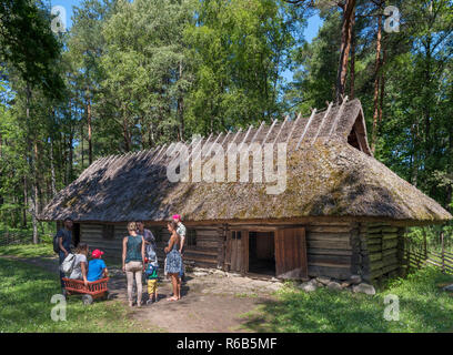 Nuki ferme, d'une goupille fendue's fumeurs hut à partir de la fin du xixe siècle, l'Estonien Open Air Museum (Vabaõhumuuseum), Tallinn, Estonie Banque D'Images