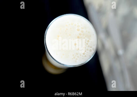 Verre de bière vue d'en haut sur fond noir Banque D'Images