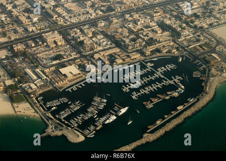 Un petit port comme vu à partir d'un vol d'hydravion à Dubaï, Émirats arabes unis. Banque D'Images