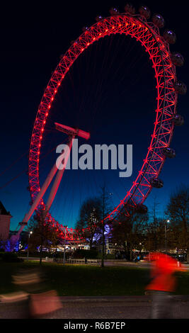 Le London Eye, London, UK. L'image de nuit. Banque D'Images
