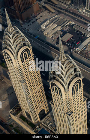 Al Kazim Twin Towers comme vu à partir d'un vol d'hydravion à Dubaï, Émirats arabes unis. Banque D'Images