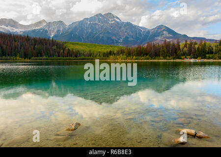 Reflet d'un paysage de montagne, à Patricia Lake dans le parc national Jasper en automne, Jasper, Alberta, Canada Banque D'Images