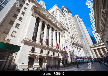NEW YORK, USA - 18 avril 2014 : Bourse de New York à Manhattan quartier des finances. Vue sur le bâtiment dans le ciel Banque D'Images