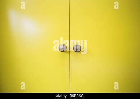 Moderne, propre nouvelles portes en bois jaune close-up Banque D'Images