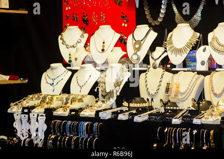 30 Novembre 2018un affichage des colliers et des bracelets à la Foire de Noël de Belfast Belfast en raison de l'Hôtel de ville de Belfast en Irlande du Nord. T Banque D'Images