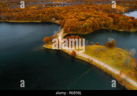 Route de l'île à l'automne de l'antenne, un park road à Kensington Metropark, Milford, Metro Detroit, Michigan, USA Banque D'Images