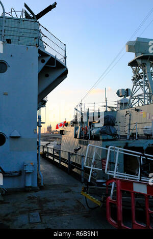 Le NCSM Halifax vu de HMS Belfast - Londres UK Banque D'Images