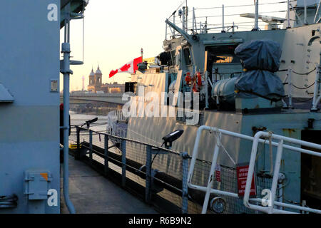 Le NCSM Halifax vu de HMS Belfast - Londres UK Banque D'Images