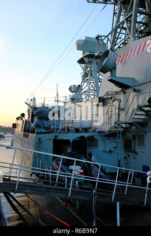 Le NCSM Halifax vu de HMS Belfast - Londres UK Banque D'Images