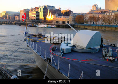 Le NCSM Halifax vu de HMS Belfast - Londres UK Banque D'Images