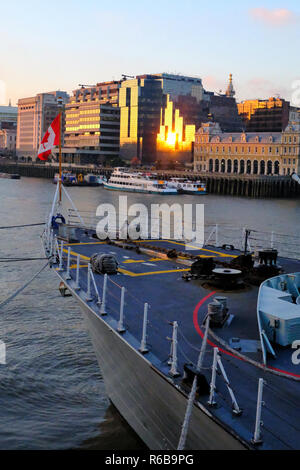 Le NCSM Halifax vu de HMS Belfast - Londres UK Banque D'Images