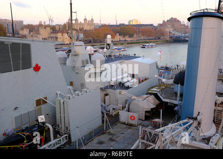 Le NCSM Halifax vu de HMS Belfast - Londres UK Banque D'Images