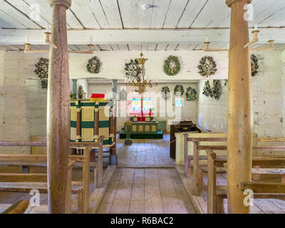 Intérieur du 17ème siècle Chapelle de Rannarootsi Sutlepa, l'un des plus vieux bâtiments en bois d'Estonie, le musée en plein air de l'Estonie, Tallinn, Estonie Banque D'Images