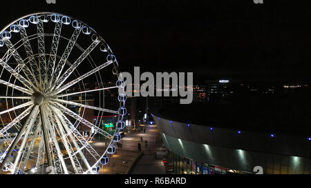 Liverpool, Royaume-Uni - 1er décembre 2018 : La roue de Liverpool est éclairée la nuit. La roue est une attraction touristique près de l'Albert Dock. Banque D'Images