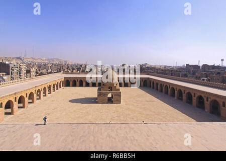 Le Caire, Egypte - 02 mars : la mosquée Ibn Tulun au Caire le 02 mars, 2010. Seul Photographe en cour de la mosquée Ibn Tulun au Caire, Egypte. Banque D'Images