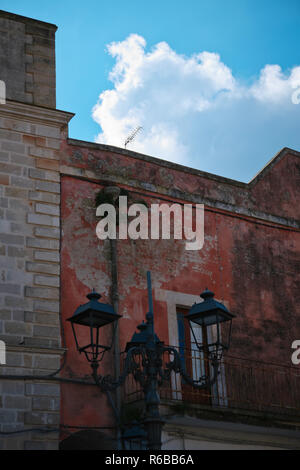 Accueil abandonnés façade avec lampe de rue dans le ciel. Banque D'Images