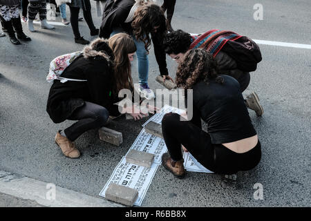 Jérusalem, Israël. 4 Décembre, 2018. Les manifestants bloquent partiellement l'entrée principale de Jérusalem à côté du pont de cordes. A l'échelle nationale un jour w Banque D'Images