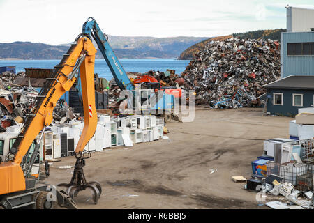 Sourton, Norvège - - 18 octobre 2016 : l'usine de recyclage de Hommelvik, village côtier de la Norvège Banque D'Images