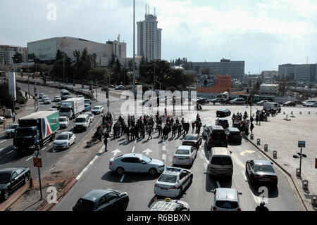 Jérusalem, Israël. 4 Décembre, 2018. Les manifestants bloquent partiellement l'entrée principale de Jérusalem à côté du pont de cordes. A l'échelle nationale un jour w Banque D'Images