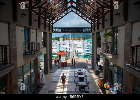 Eden Island, Eden Plaza et marina, les clients dans le complexe commercial de gamme patio central Victoria, Mahé, Seychelles Banque D'Images