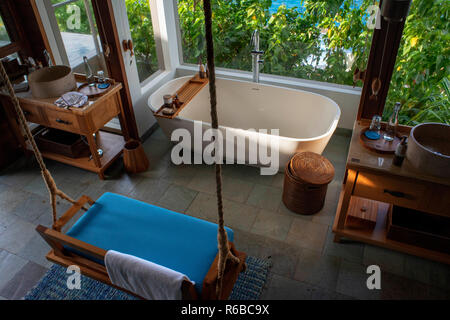 À l'intérieur d'une salle de bains de Six Senses Zil Pasyon hôtel de luxe. Felicite Island aux Seychelles. Banque D'Images