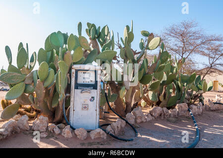 Ancienne pompe à essence, gaz solitaire, Namibie Banque D'Images