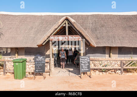 Entrée d'une boulangerie avec des personnes à l'intérieur, Solitaire, Solitaire, station d'essence la Namibie Banque D'Images