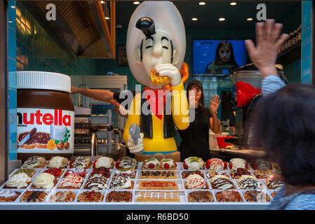 Chocolaterie Waffle shop au centre-ville de Bruxelles, Belgique Banque D'Images