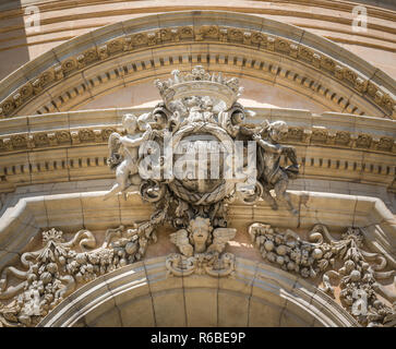 Sur l'emblème de la porte principale de la cathédrale de Saint George en Rgusa Ibla, Sicile, Italie. Banque D'Images