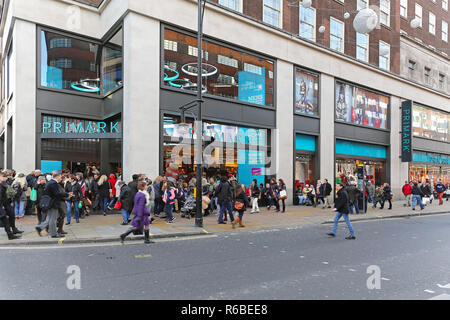 Londres, Royaume-Uni - 23 novembre : Primark à Londres le 23 novembre 2013. Primark détaillant de vêtements entassés avec les consommateurs sur Oxford Street à Lond Banque D'Images