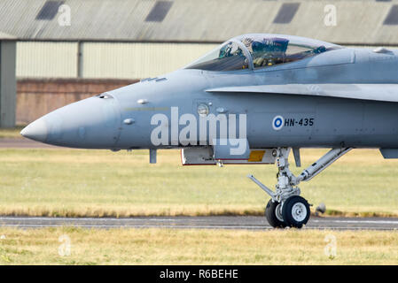 Avion de chasse à réaction F/A-18 Hornet de la Force aérienne finlandaise au Royal International Air Tattoo, riat, RAF Fairford show. Ondulation pilote Banque D'Images