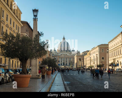 En regardant vers la Basilique St Pierre dans la Cité du Vatican, l'enclave des Papes à l'intérieur de Rome, Italie. Le temps de Noël. Banque D'Images