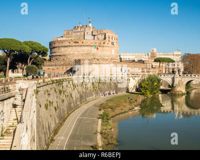 Castel Sant'Angelo (alias le mausolée d'Hadrien) au bord du Tibre à Rome, région du Latium, Italie. Banque D'Images