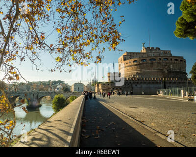 Castel Sant'Angelo (alias le mausolée d'Hadrien) au bord du Tibre à Rome, région du Latium, Italie. Banque D'Images