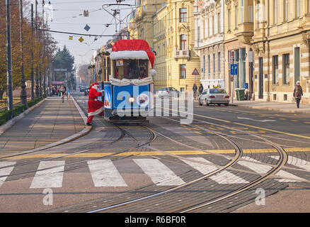 Pension Santa Santa Claus' tram, dans le cadre de la célébration du marché de l'Avent à Zagreb, en passant par les rues de la capitale pendant la période de Noël Banque D'Images