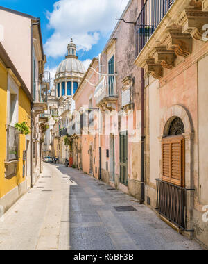 Un étroit et pittoresque route dans Ragusa Ibla avec le dôme de Saint George Duomo. La Sicile, le sud de l'Italie. Banque D'Images