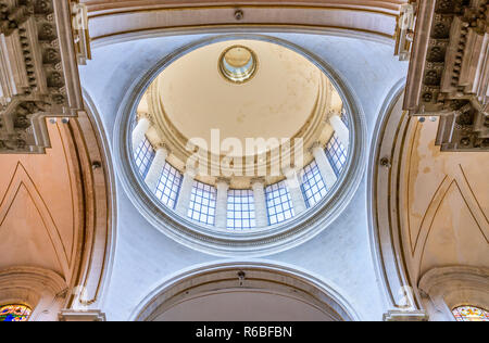 Avec Dome en verre cobalt windows dans le Duomo de San Giorgio In Ragusa Ibla, Sicile, Italie. Banque D'Images