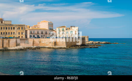 Syracuse Ortigia en front de mer sur une journée ensoleillée. La Sicile, le sud de l'Italie. Banque D'Images