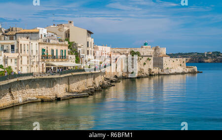 Syracuse Ortigia en front de mer sur une journée ensoleillée. La Sicile, le sud de l'Italie. Banque D'Images