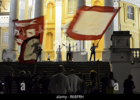 Turin, Piémont, août 2018. L'Italie. Mariage avec fans de l'équipe de Torino Football Club dans la Basilique de Superga. Les amis fans agitant drapeaux de grande t Banque D'Images