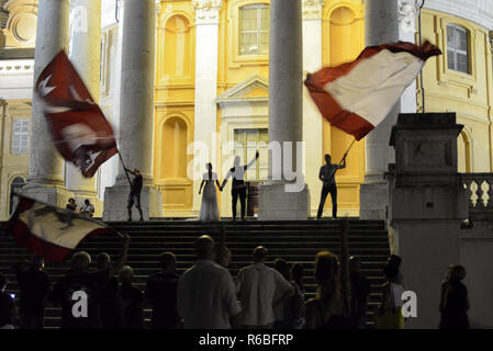 Turin, Piémont, août 2018. L'Italie. Mariage avec fans de l'équipe de Torino Football Club dans la Basilique de Superga. Les amis fans agitant drapeaux de grande t Banque D'Images